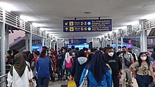 Kondisi JPO antarperon Stasiun Tanah Abang di jam pulang kerja. Foto diambil Mei 2023