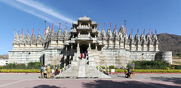 El templo jainita de Ranakpur]] se construyó en el siglo XV con el apoyo del estado rajput de Mewar.