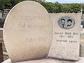 Man Ray (* 27. August): Grab auf dem Pariser Cimetière Montmartre