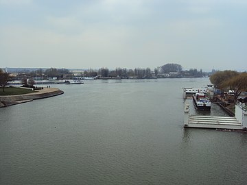 Confluent de l'Oise (en bas) avec la Seine (en haut, de gauche à droite).