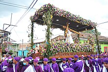 Imagen de Cristo en la procesión de Semana Santa en Izalco, Sonsonate, El Salvador.