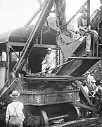 Theodore Roosevelt (Mitte) auf einem Dampfbagger beim Panamakanal, 1906
