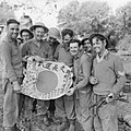 ビルマ戦線で戦利品（日本兵の日の丸寄せ書き）を広げてポーズを取るロイヤル・スコッツ兵士（1945年）