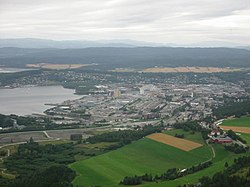 Steinkjer keletről, az Oftenaasen dombról