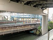 きた西口側から見た内海川跨線人道橋 （右奥、2020年7月撮影）