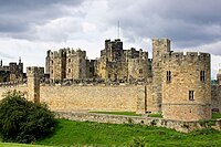 ノーサンバーランド公爵パーシー家が所有するアニック・カースル(ノーサンバーランド州)。1309年以来パーシー家の居住となった城で、19世紀中期に4代ノーサンバーランド公爵アルジャーノン・パーシー（英語版）がイタリアの城をヒントに封建時代の防御城塞とイタリア・ルネサンスのインテリアを組み合わせる修復を行った[71]。