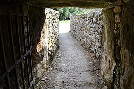 Couloir d'accès depuis l'entrée de la chambre : orthostates de part et d'autre du couloir.