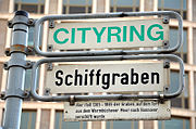 Der Schiffgraben als Teil des für die „Autogerechte Stadt“ angelegten Cityrings um die Kernzone Hannovers, mit Legendentafel zur historischen Herkunft des Straßennamens