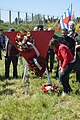Bloemenhulde aan een rode driehoek op een 8 mei-herdenking in België, 2022