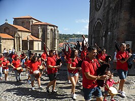 Grupo de gaitas junto a las iglesias de San Francisco y Santa María del Azogue, en Betanzos.