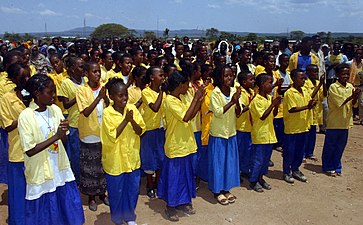 Niños etíopes en uniforme escolar.