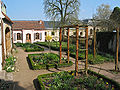 Gartenanlage des Kirms-Krackow-Hauses mit Blumenbeeten