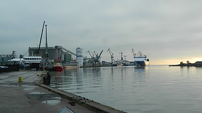 Landskrona hamns huvudbassäng och ön Gråen. Vidare ses de kvarvarande delarna av Öresundsvarvet i bakgrunden. Däremot kan inga fartyg segla in eller ut denna väg. Havet blir snabbt extremt grunt efter varvshalvön.