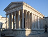 Maison Carrée de Nîmes, temple à l'architecture typique du Ier siècle.
