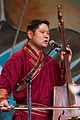 Der Musiker Naranbaatar Purevdorj mit Pferdekopfgeige (Morin khuur) und Kehlkopfgesang beim TFF Rudolstadt 2014