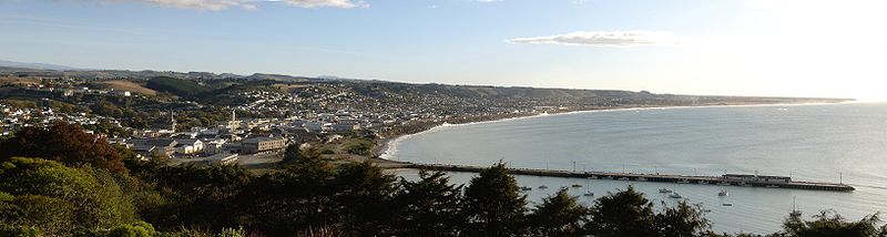 Panorama Oamaru a pobřeží táhnoucí se k severu z pohledu z jižního konce města