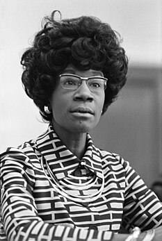 Shirley Chisholm, première femme afro-américaine élue au Congrès des États-Unis. (définition réelle 3 014 × 4 492)