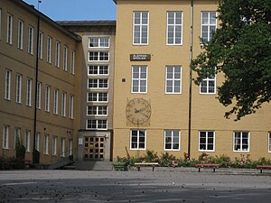 Ålstensskolan på Nyängsvägen 72-80 invigdes 1929.