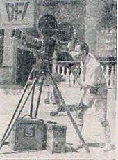 Sebuah gambar kasar seorang pria dengan kamera video