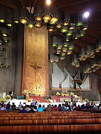 El altar mayor de la nueva Basílica de la Virgen de Guadalupe en México reproduce el reconocible volumen y disposición de los clásicos retablos hispánicos, aunque con un radical simplificación de elementos.