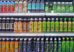 Boissons froides au thé en bouteille en plastique dans une supérette au Japon.