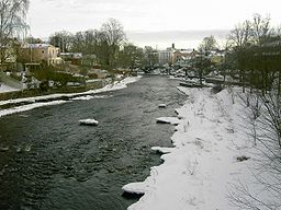 Gavleån nedströms Drottningbron i Gävle. Gammelbron i bakgrunden.