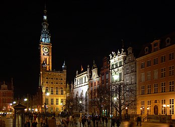 L'hôtel de ville et le palais d’Artus (bâtiment blanc à sa droite), au fond de Długi Targ (pouvant être traduit par Grande place du Marché) à Gdańsk, ville portuaire de Poméranie (Pologne) sur la mer Baltique. (définition réelle 2 823 × 2 041)