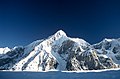 O pico Gorkiy visto a través do glaciar Inylchek Sur