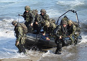 Infantes de marina desembarcando de una lancha Super Cat