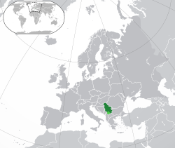 Lega Srbije (temno zelena) in spornega ozemlja Kosova (svetlo zeleno) na Evropski celini (siva)