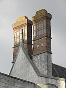 Cheminées ornées de brique et d'ardoise.