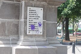 Placa del monumento a Nicolás Bravo con pinta feminista 02.jpg