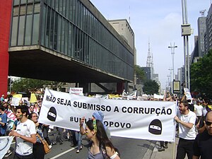 Manifestação contra a corrupção na Avenida Paulista com pessoas vestindo camisetas brancas