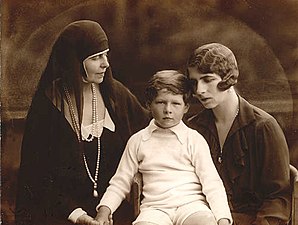 母・王太后エレーニ、祖母・太王太后マリアと並ぶ幼君ミハイ1世（1927～1930年）