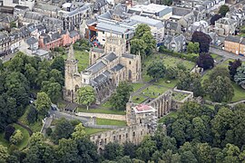 Abtei und historisches Zentrum von Dunfermline auf einem Luftbild von 2016