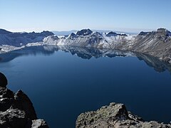 Caldeira volcanique entièrement comblé par un lac d'un bleu profond.