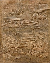 Transport de rondins de bois livrés en tribut à l'Assyrie, bas-relief du palais de Khorsabad (VIIIe siècle av. J.-C.). Musée du Louvre.