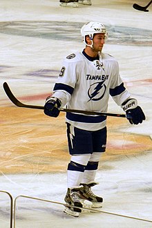 Photographie d'un joueur de hockey avec un maillot blanc