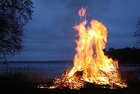 Вальпургиевый костёр на озере Рингсьён[англ.] в Швеции (2008 год)
