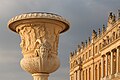 Le Vase de la Paix vor der Westfassade von Schloss Versailles, Frankreich