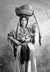 Žena u tradicionalnoj arapskoj nošnji