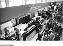 Bundesarchiv Bild 183-1982-0316-114, Leipzig, Frühjahrsmesse, Hochleistungs-Universal-Drehmaschine.jpg