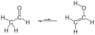 Tautomeres Gleichgewicht zwischen Ethanal (Acetaldehyd, links) und Ethenol (Vinylalkohol, rechts)