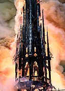 次席 : 2019年4月15日の火災の際に撮影したノートルダム寺院の尖塔。（セントルイス橋で撮影） – 帰属: LEVRIER Guillaume (CC BY-SA 4.0)