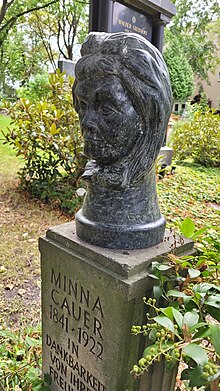 Grabstein von Minna Cauer mit rekonstruierter Büste