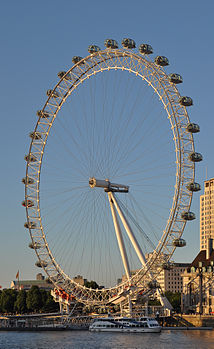 London Eye, grande roue sur la rive droite de la Tamise, à Londres. (définition réelle 2 368 × 3 857)