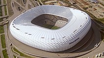 Stadion piłkarski Allianz Arena. Połowa powierzchni dachu jest przeszklona