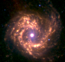 M61 בתמונה המורכבת ממספר צילומים באורכי גל שונים בתחום התת אדום של טלסקופ החלל שפיצר