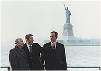 Mikhail Gorbachev se encontrando com Ronald Reagan e George H. W. Bush, em 1988, na cidade de Nova Iorque.