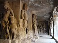 J. Gardiens du garbha-griha, lieu du linga. Vue depuis D